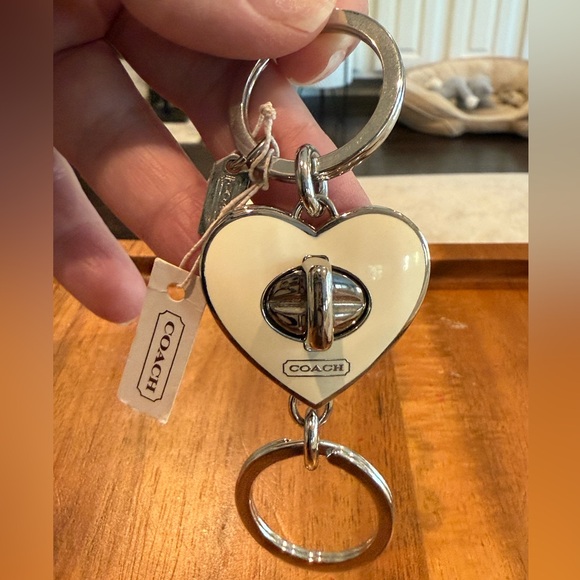 Coach turnlock heart shaped valet fob in silver tone & cream enamel NWT - Picture 12 of 13